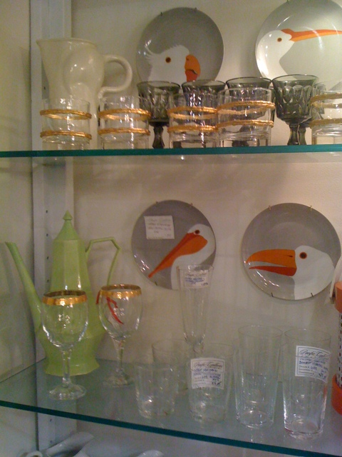 I ♥ this set of bird plates and the tea pitcher